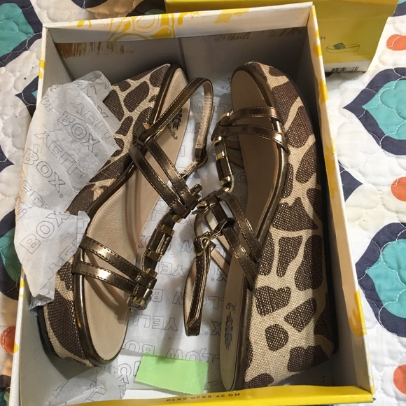 Yellow box giraffe print wedges - Picture 1 of 6